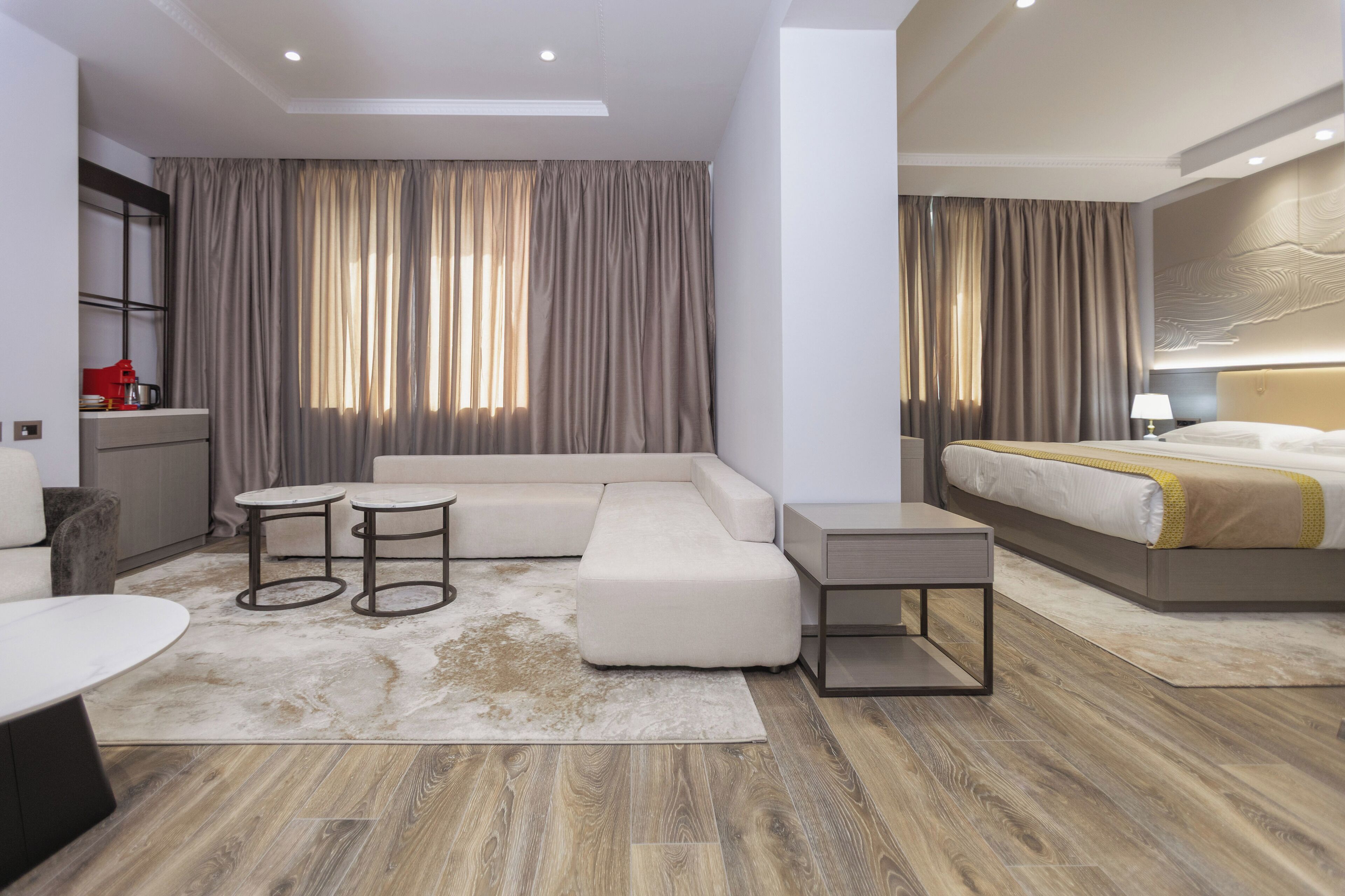 Minibar, caja de seguridad en la habitación y escritorio 