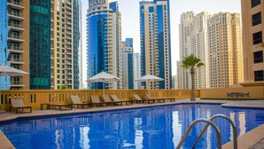 Outdoor pool - City Nights - JBR Rimal 4 Tower (Dubai)