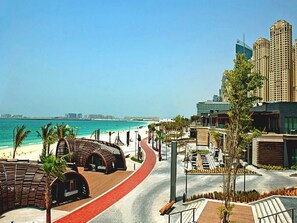 Outdoor pool - City Nights - JBR Rimal 4 Tower (Dubai)