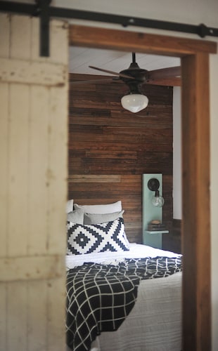 The Harmony Oaks Homestead - Tiny Florida Cottage