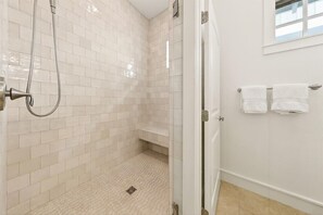 Ensemble baignoire-douche, séchoir à cheveux, serviettes fournies