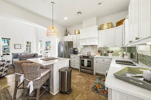 Køleskab, mikrobølgeovn, ovn, kogeplade