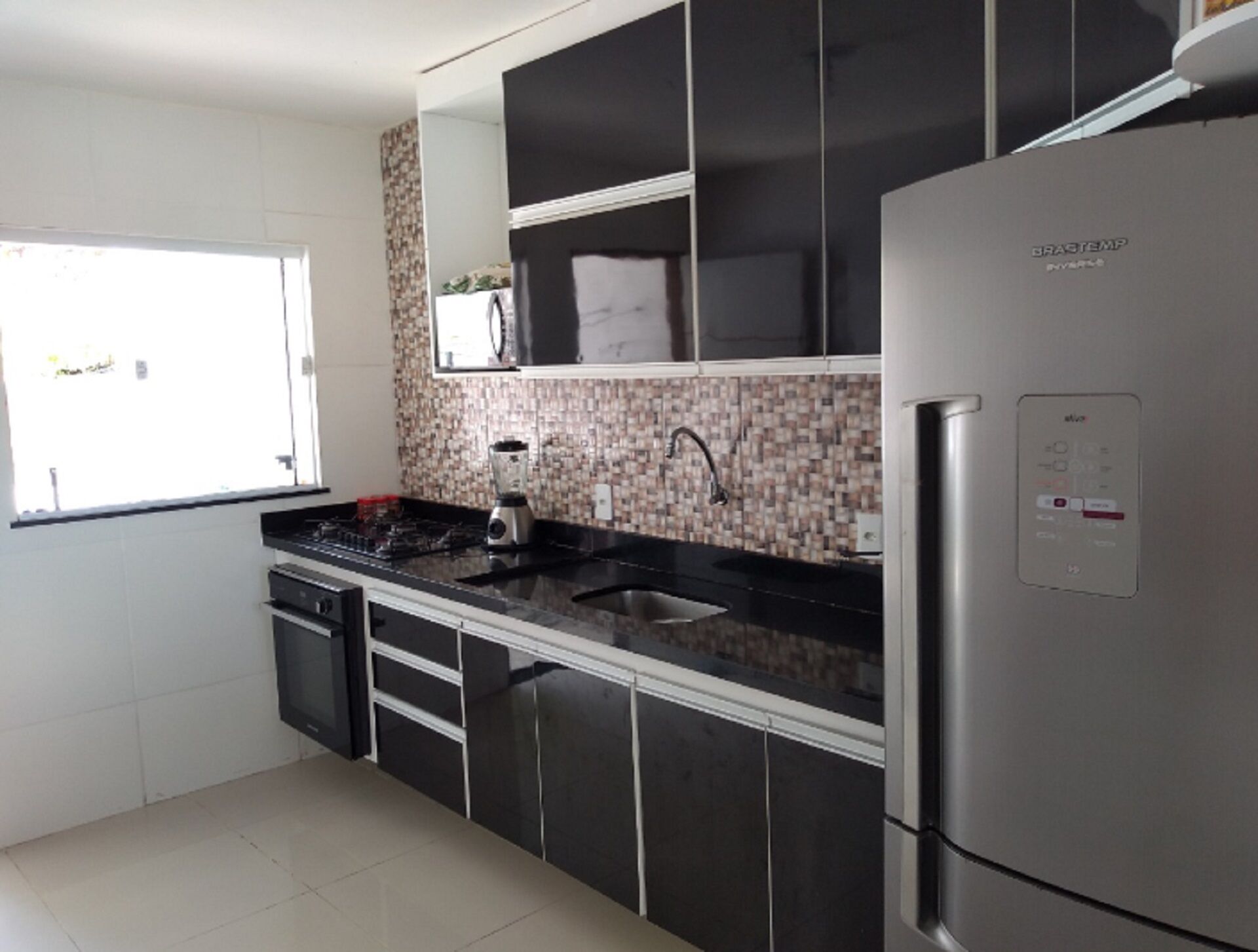 Een magnetron, een koffiezetapparaat/waterkoker