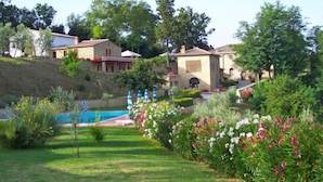 Et boligområde med huse, swimmingpool og velplejede haver.