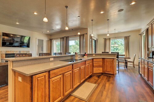 Wooded Patio Oasis! Group Getaway in Flagstaff