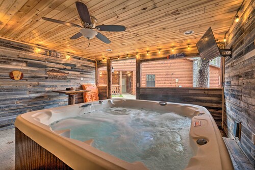 Cabin w/ Hot Tub & Grill - 6 Mi to Broken Bow Lake