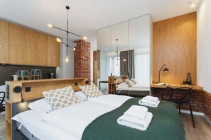 Tabla de planchar con plancha, wifi y ropa de cama 