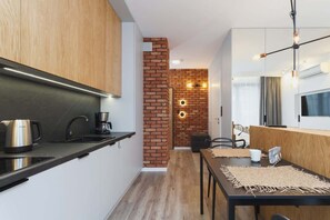 Fridge, stovetop, dishwasher, coffee/tea maker