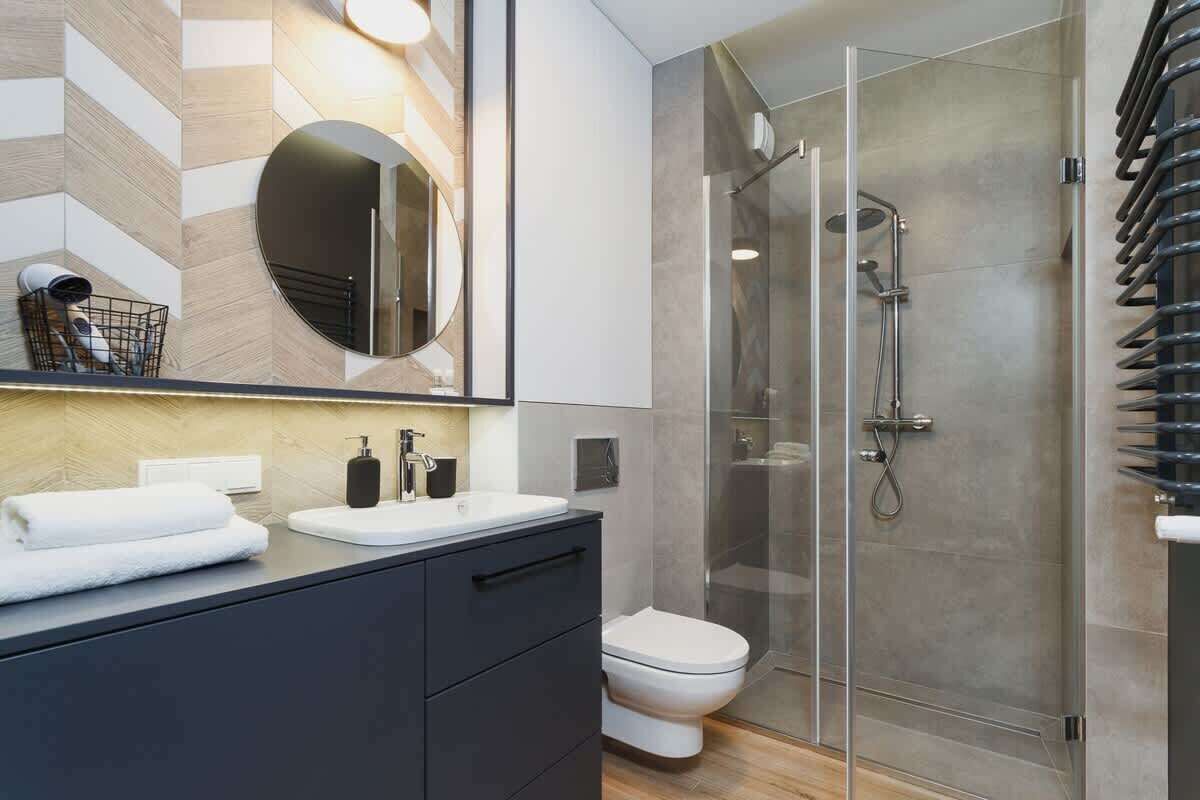 Shower, hair dryer, towels, shampoo