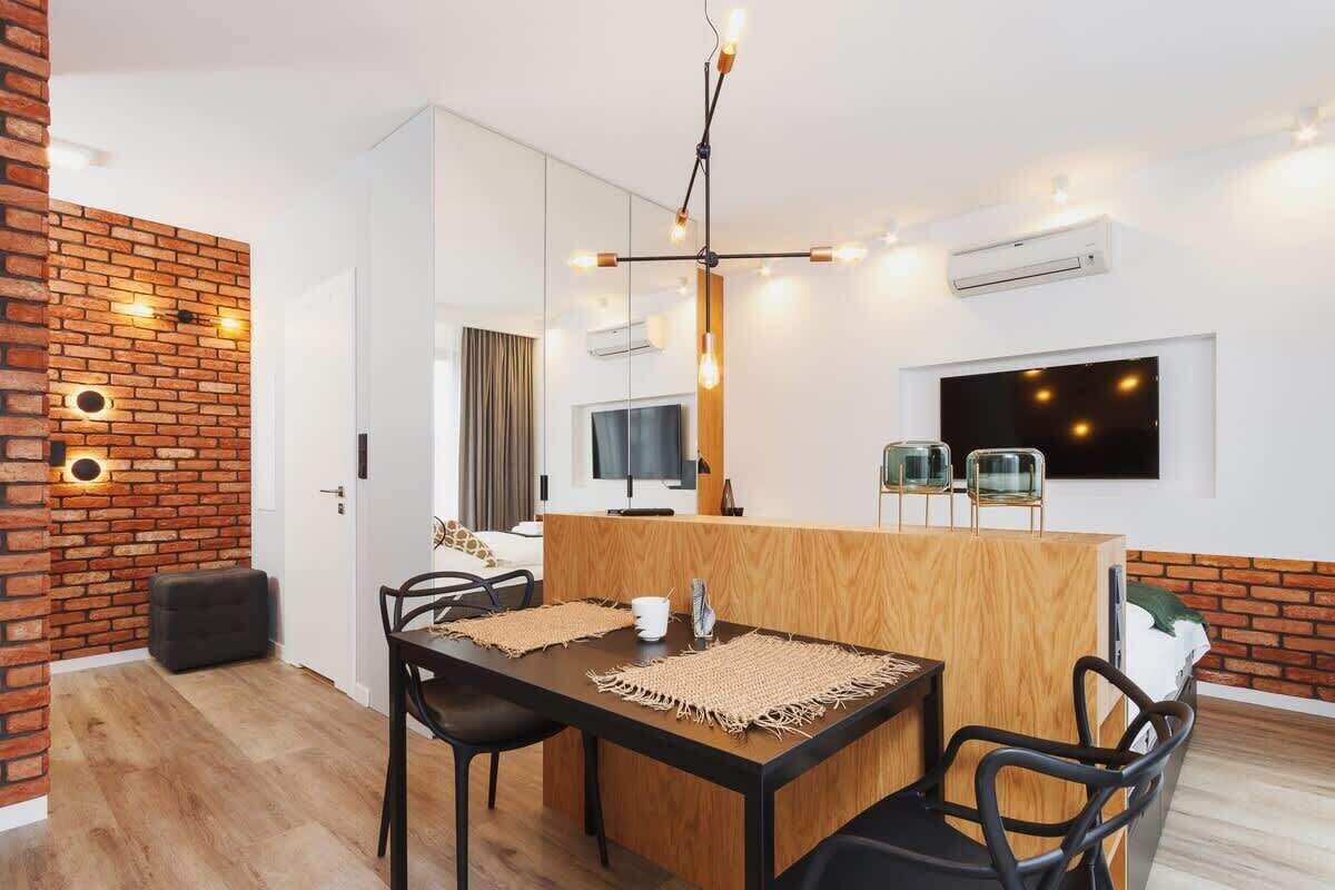 Tabla de planchar con plancha, wifi y ropa de cama 