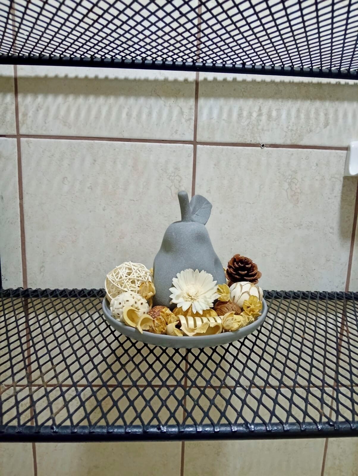 Une étagère avec un objet décoratif et divers petits objets.