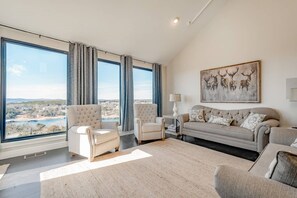 Smart TV, fireplace, video games, DVD player - Private Pool Paradise/Luxury Home Stunning Table Rock Lake Views/Branson Close (Branson)