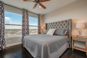 5 makuuhuonetta, työpöytä, silitysrauta/-lauta, vauvan matkasänky