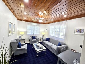 TV - 5-Minute Walk to Saunders Beach, restaurants, attractions and  public transport (Nassau)