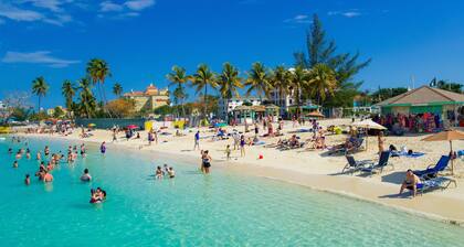 5-Minute Walk to Saunders Beach, restaurants, attractions and public transport