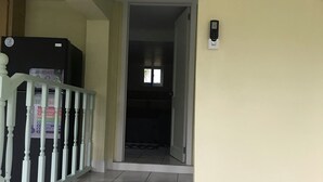 Een trap die leidt naar een donkere kamer met een deur aan de bovenkant.