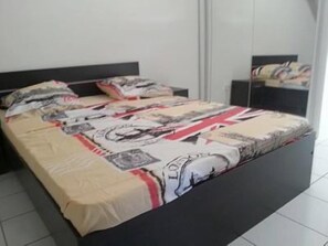 2 عدّة غرف نوم ومكواة/لوح كي وواي فاي وملاءات أسرّة