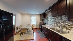 Fridge, microwave, oven, stovetop - Cozy House Located in downtown Wilmington city center (Wilmington)