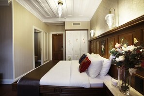 Chambre Standard double ou avec lits jumeaux | Literie de qualité, minibar, coffre-fort, bureau