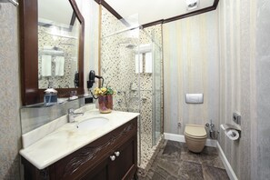 Douche, articles de toilette (gratuits), séchoir à cheveux, pantoufles