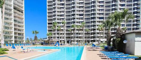 Utendørsbasseng og et oppvarmet basseng