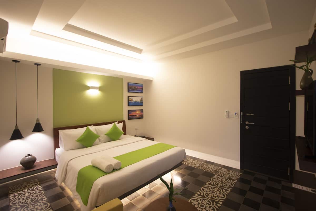 Deluxe Double Room | Hypoallergeen beddengoed, een kluis op de kamer, een bureau