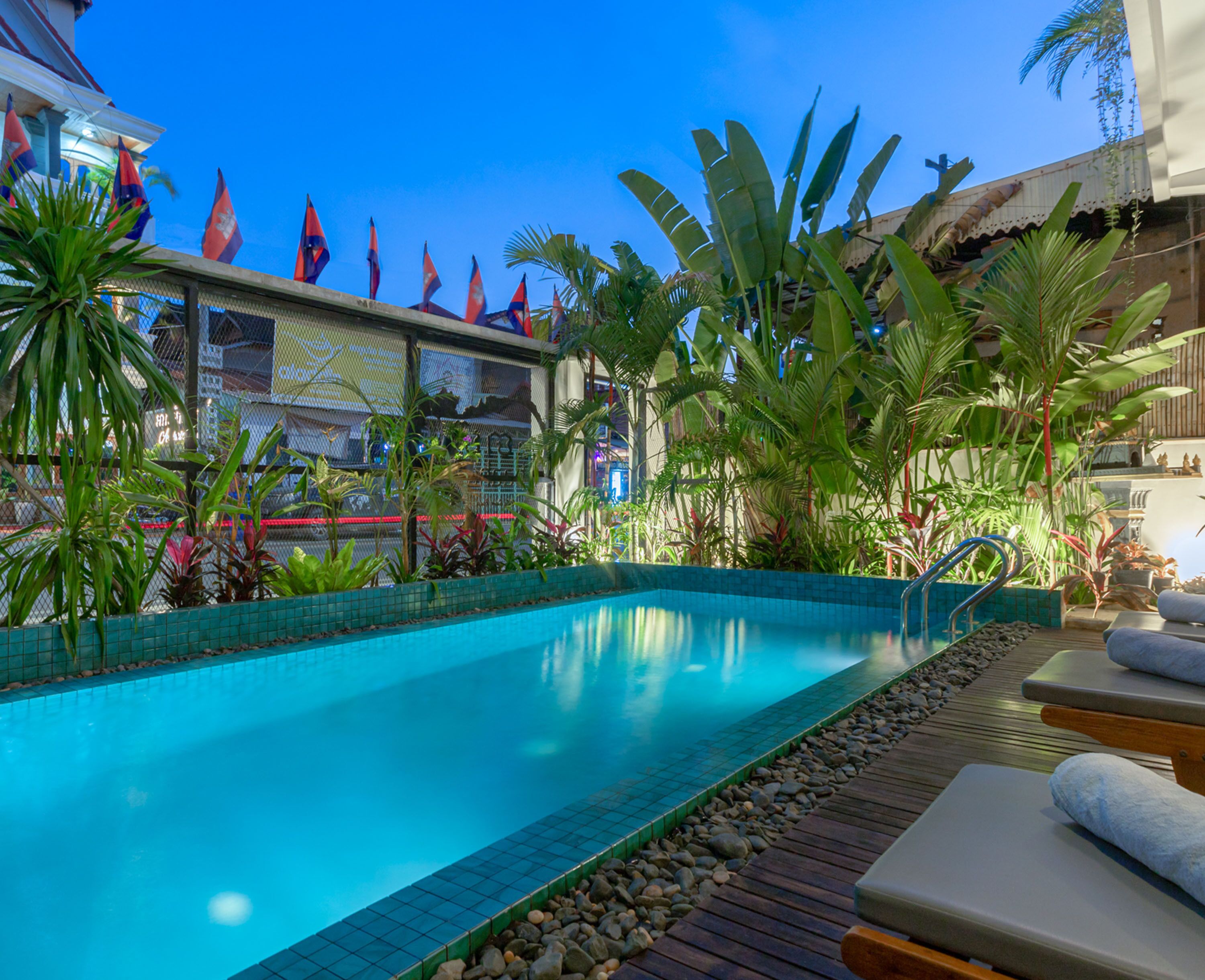 Una piscina al aire libre