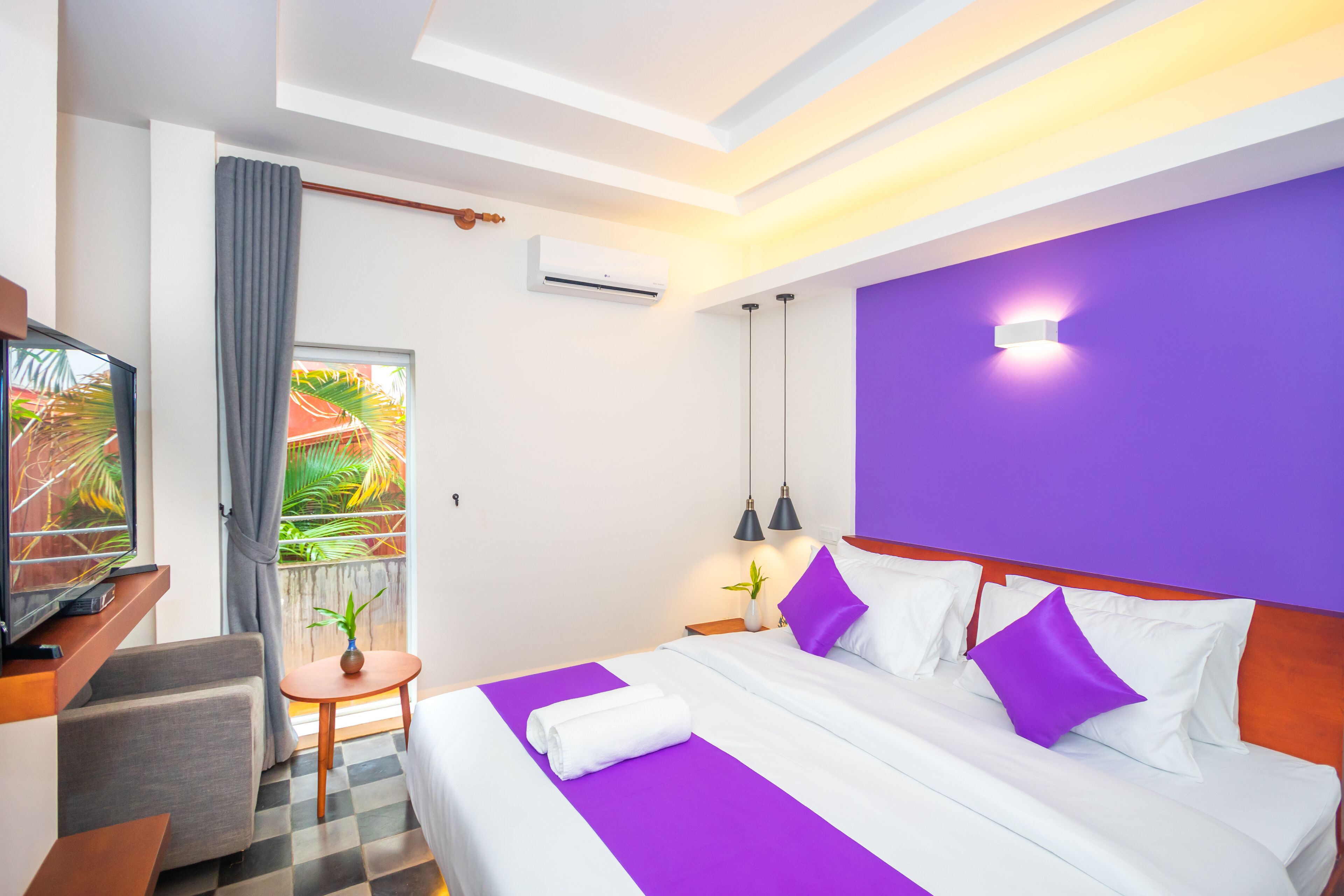 Hypo-allergenic bedding, in-room safe, desk, laptop workspace