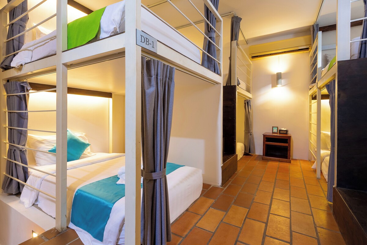 8-Bed Dormitory Room | 저자극성 침구, 객실 내 금고, 암막 커튼, 다리미/다리미판