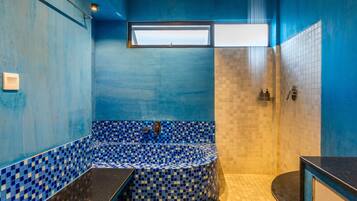 Suite Familiale | Salle de bain | Douche, douche à « effet pluie », articles de toilette gratuits
