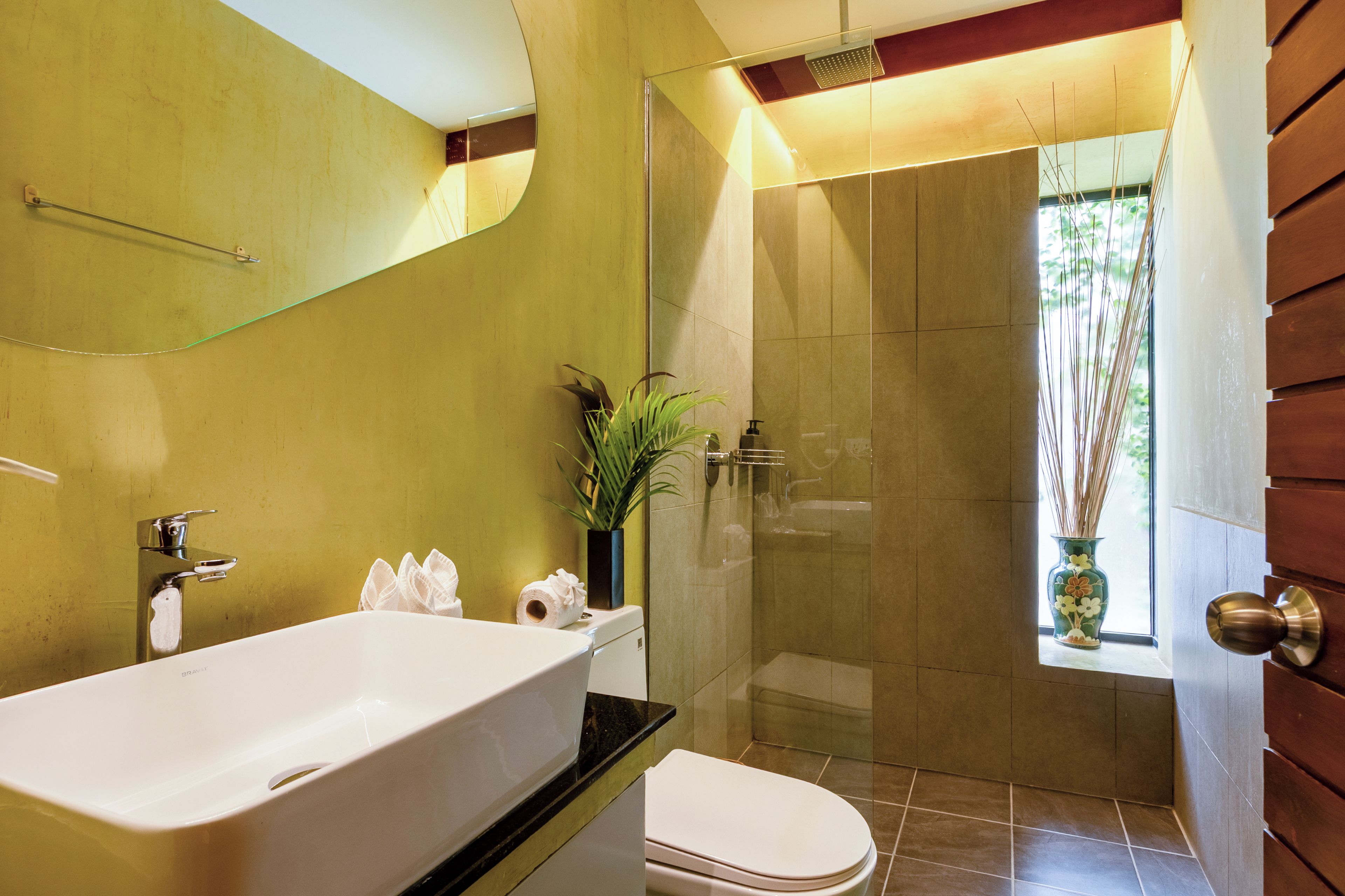 Une salle de bain moderne avec une grande baignoire, des toilettes et un espace douche.