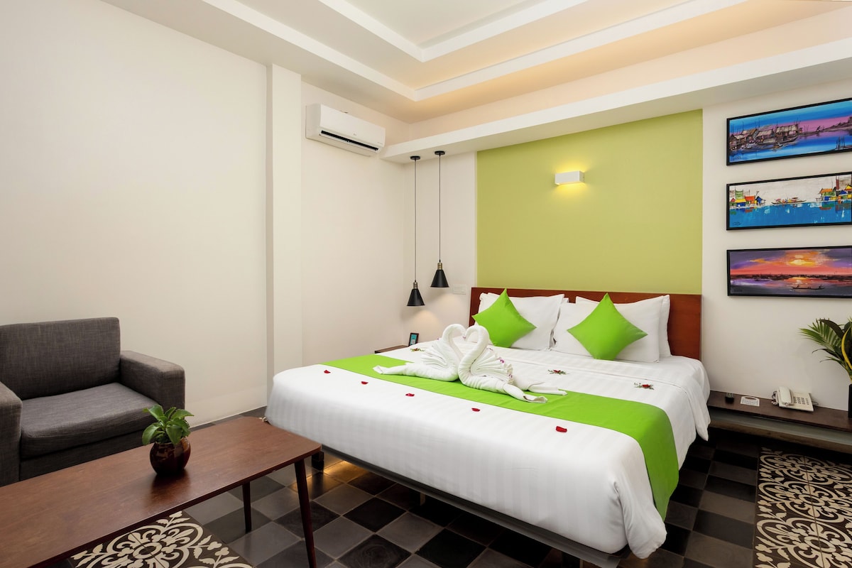 Deluxe Double Room | Hypo-allergenic bedding available, in-room safe, blackout drapes