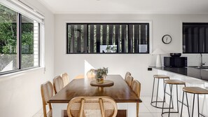 Dining - POOL - VIEWS - PET WELCOME (NOOSA HEADS)