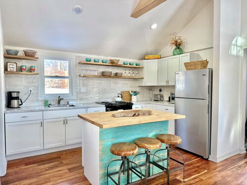 Sunny Cottage: Fire pit, close to biking & walking trails and historic downtown.