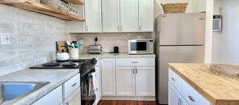 Sunny Cottage: Fire pit, close to biking & walking trails and historic downtown.