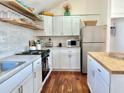 Sunny Cottage: Fire pit, close to biking & walking trails and historic downtown.