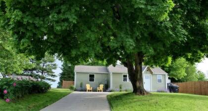 Sunny Cottage: Fire pit, close to biking & walking trails and historic downtown.