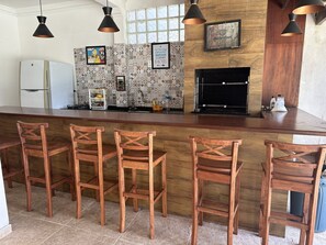 Micro-ondas, fogão, cooktop, cafeteira/chaleira