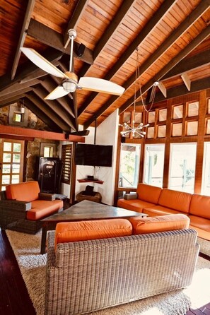 Smart TV, fireplace, DVD player, music library - The Dock Resort: Includes boat for snorkeling out at the reef ! NEW LOW PRICE ! (west end)