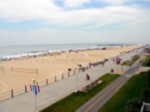 Aan het strand, ligstoelen aan het strand, strandlakens