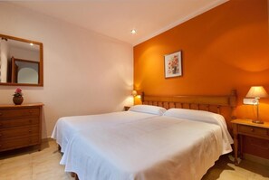 2 bedrooms, iron/ironing board, travel cot, free WiFi
