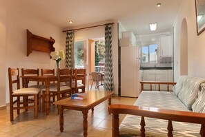 TV - Apt. Cerezo-Medio, balcony, A/C, community pool, WIFI, close to the beach 300 m (Cala Sant Vicenç)