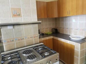 Kühlschrank, Mikrowelle, Ofen, Wasserkocher