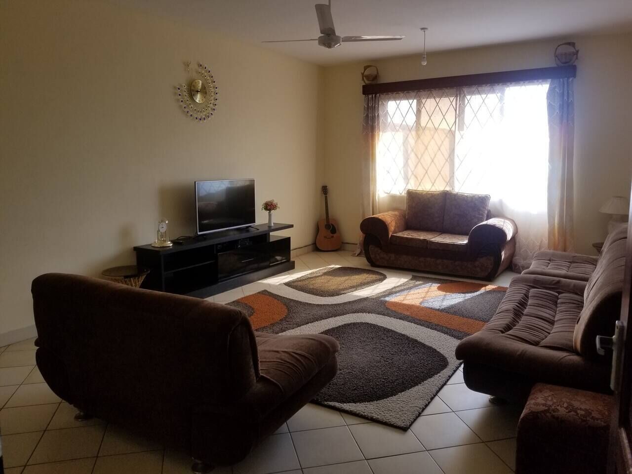 Una televisión, un reproductor de DVD, libros, una videoteca