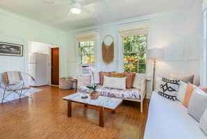 2 bedrooms, WiFi, bed sheets - Dream Vintage Surf Cottage TVNC 4301 (Hanalei)