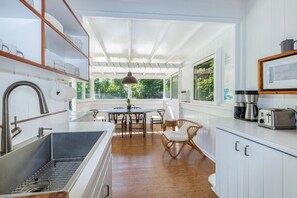 Refrigerador, horno, parrilla de estufa y cafetera y tetera 