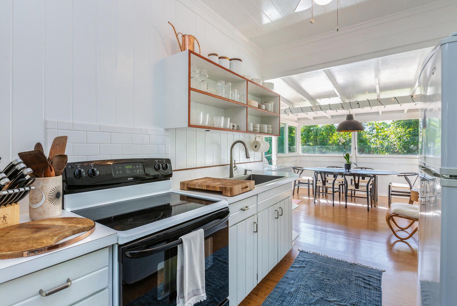 Frigorífic, forn, placa de cuina i cafetera i tetera 