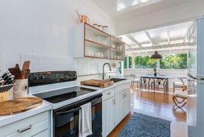 Refrigerador, horno, parrilla de estufa y cafetera y tetera