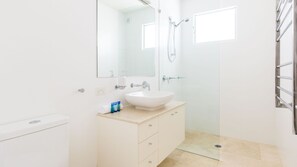 Shower, hair dryer, towels - PRIVATE POOL - STYLISH - WALK TO BEACH & SHOPS (Sunshine Beach)