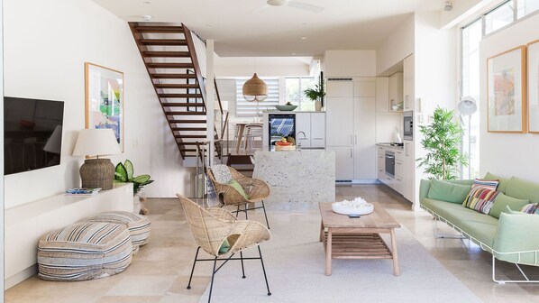 TV, books - PRIVATE POOL - STYLISH - WALK TO BEACH & SHOPS (Sunshine Beach)